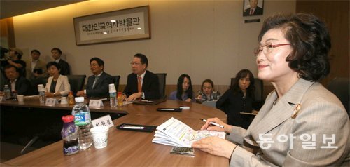 일본군 위안부 피해자 지원을 위한 재단 설립준비위원회 위원장을 맡은 김태현 성신여대 명예교수(오른쪽)가 31일 서울 종로구 대한민국역사박물관에서 첫 회의를 주재하고 있다. 신원건 기자 laputa@donga.com