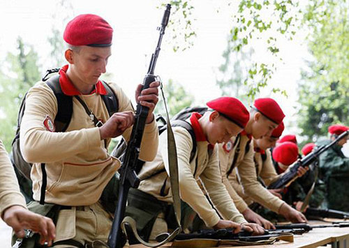 유니폼을 입은 유나르미야 소속 청소년들이 총기 조립 훈련을 받고 있다. 제복 차림의 청년 단체는 파시즘의 주요한 특징이다. 사진 출처 데일리메일
