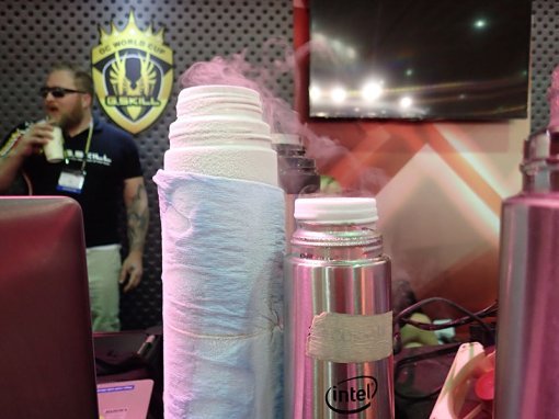 액체질소를 이용한 CPU 냉각(출처=IT동아)