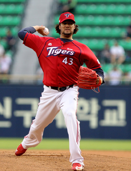 KIA 헥터가 1일 잠실 LG전에서 119구를 던지는 역투로 7이닝 무실점을 기록하며 팀을 3연패에서 구해냈다. 사진제공｜스포츠코리아