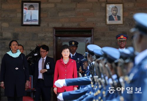 케냐, 朴대통령 사진 걸어놓고 환송식 박근혜 대통령이 1일(현지 시간) 케냐 순방을 마치고 조모 케냐타
 국제공항에서 케냐 의장대의 행진을 지켜보고 있다. 행사장 벽에 박 대통령과 우후루 케냐타 케냐 대통령 사진이 나란히 걸려 있는 
모습이 이채롭다. 케냐=변영욱 기자 cut@donga.com