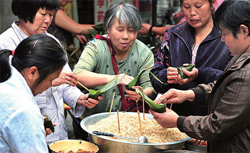 쓰촨 주민들이 단오절에 쭝쯔를 빚고 있다.