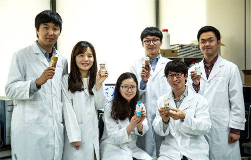 한국야쿠르트 중앙연구소 연구원들이 자체 개발한 기능성 유산균으로 만든 제품들을 들어 보이고 있다. 한국야쿠르트 제공