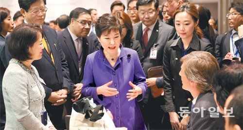 외국인 바이어들과 대화 프랑스를 국빈 방문 중인 박근혜 대통령이 2일(현지 시간) 파리 메리엇호텔에서 
열린 ‘한-프랑스 비즈니스 포럼’에 참석해 외국인 바이어들과 대화하고 있다. 대통령이 직접 ‘세일즈 외교’에 나선 것이다. 
파리=변영욱 기자 cut@donga.com