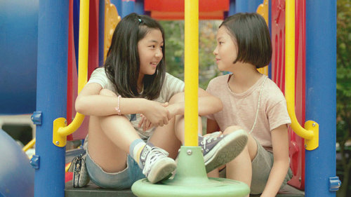 영화 ‘우리들’에서 선이(오른쪽)는 전학 온 지아와 금세 친해지고 여름방학을 줄곧 함께 보낸다. 하지만 조금씩 오해가 쌓이면서 둘 사이는 멀어지고, 서로에게 상처를 입힌다. 엣나인필름 제공