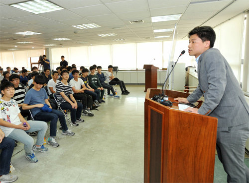 한국기원 2층 대회장에서 양건 프로기사회장(오른쪽)이 이세돌 9단 탈퇴와 관련한 안건을 기사들에게 설명하고 있다. 한국기원 제공