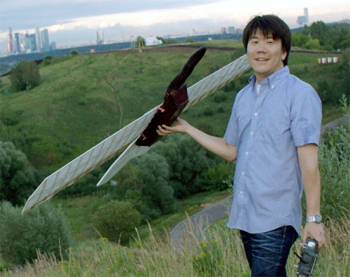 2012년 ‘비거’ 모형의 비행 실험을 한 이봉섭 씨가 모형을 들고 찍은 사진. 이 씨는 정평구의 비거는 이 모형보다 10배 정도 클 것으로 추정했다. 사이언스북스 제공