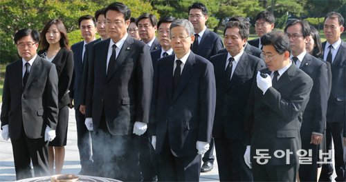 與 혁신비대위 공식업무 시작 새누리당 김희옥 혁신비상대책위원장(앞줄 오른쪽에서 두 번째)과 정진석 
원내대표(김 위원장 왼쪽) 등 비대위원과 신임 당직자들이 3일 서울 동작구 국립서울현충원에서 참배하고 있다. 전날 당 
전국위원회에서 추인을 받은 혁신비대위는 이날부터 공식 업무에 들어갔다. 원대연 기자 yeon72@donga.com