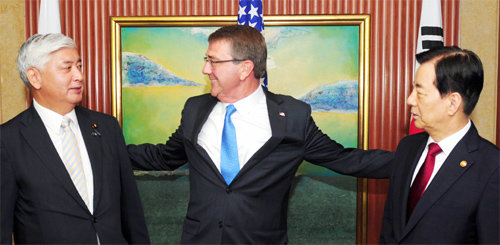 한미일 국방 “잘해 봅시다” 한민구 국방부 장관(오른쪽)이 4일 싱가포르에서 열린 아시아안보회의를 계기로 개최한 3국 국방장관 회담에 앞서 애슈턴 카터 미국 국방장관(가운데), 나카타니 겐 일본 방위상과 만나 인사말을 나누고 있다. 국방부 제공