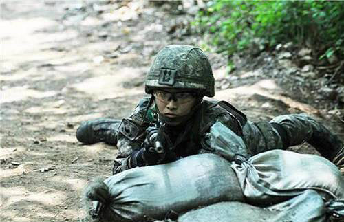 한국군과 미군의 최정예 전투원 자격을 모두 취득한 30사단 예하 기계화보병대대 소속 정지은 중위의 훈련 모습. 육군 제공