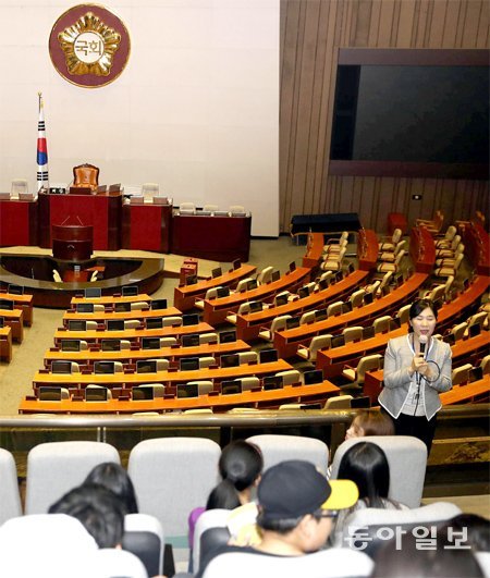 어린이들이 지켜보는데… 국회 원(院) 구성 법정 시한인 7일 20대 국회 첫 본회의를 지켜보기 위해 
어린이 참관객들이 방문한 가운데 본회의장은 텅 비어 있다. 여야가 국회의장과 상임위원장 배분을 놓고 힘겨루기만 계속하면서 본회의는
 끝내 열리지 못했다. 전영한 기자 scoopjyh@donga.com