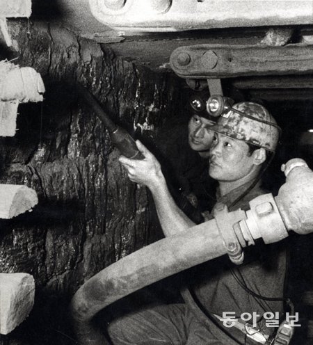 1960∼70년대 서독의 광산에 취업해 석탄을 캔 한국인 광부들. 동아일보DB
