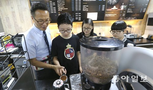 4일 오후 서울 서대문구 연세로 연세암병원에서 열린 일일카페에서 바리스타 교육과정을 이수한 병원학교 학생들이 가족들에게 줄 커피를 만들고 있다. 원대연 기자 yeon72@donga.com