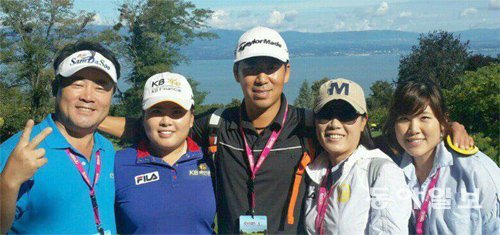 가족의 존재가 자신에게 큰 힘을 준다는 박인비. 몇해 전 에비앙 챔피언십에서 부모, 남편, 여동생과 함께 선 박인비(왼쪽에서 두 번째)의 표정이 밝기만 하다. 동아일보DB