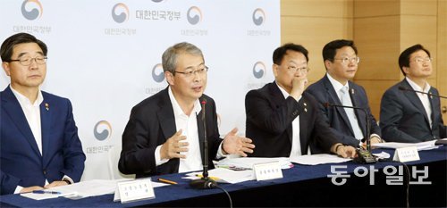 산업경쟁력 강화 장관회의 8일 서울 종로구 정부서울청사에서 열린 ‘산업 경쟁력 강화 관계 장관 회의’를
 마친 뒤 임종룡 금융위원장(왼쪽에서 두 번째)이 기자들의 질문에 답하고 있다. 왼쪽부터 이기권 고용노동부 장관, 임 위원장, 
유일호 경제부총리 겸 기획재정부 장관, 주형환 산업통상자원부 장관, 김영석 해양수산부 장관. 신원건 기자 
laputa@donga.com