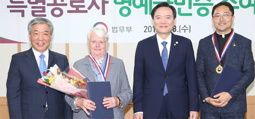 8일 정부과천청사 법무부 대회의실에서 소록도 할매 천사로 불리는 마리아네 스퇴거 수녀와 마르그레트 피사레크 수녀의 명예국민증 수여식이 진행됐다. 수여식에 참석한 박병종 고흥군수, 스퇴거 수녀, 김현웅 법무부 장관, 김연준 소록도 성당 신부(왼쪽부터). 고흥군 제공