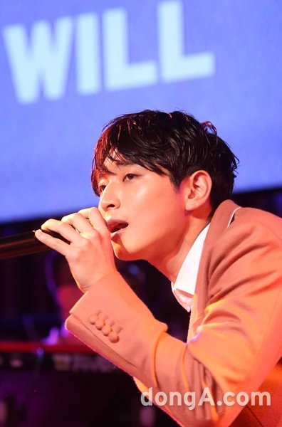 그룹 2AM의 출신의 정진운이 9일 오후 서울 마포구 웨스트브릿지에서 열린 맥시싱글 ‘WILL’ 쇼케이스에서 화려한 무대를 선보이고 있다. 동아닷컴 국경원 기자 onecut@donga.com