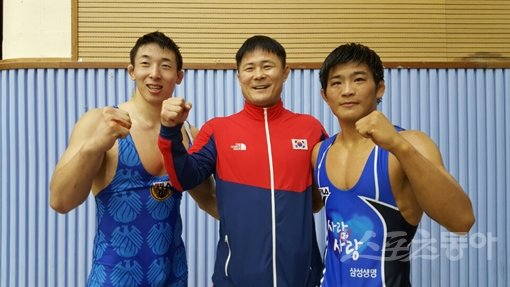 2016 리우올림픽 출전권을 거머쥔 김관욱(왼쪽)과 윤준식(오른쪽)이 레슬링 국가대표팀 박장순 감독과 함께 파이팅을 외치고 있다.
양구｜고봉준 기자 shutout@donga.com
