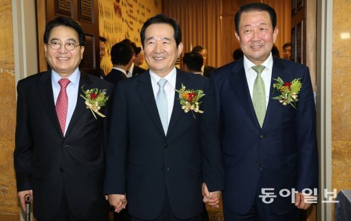 20대 국회 전반기 국회 의장단으로 선출된 정세균 국회의장과 심재철, 박주선 부의장이 국회 사무처 직원들과의 인사회를 마치고 함께 접견실을 나서고 있다. 이덕훈 기자