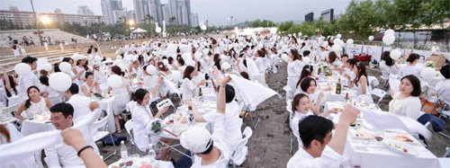 11일 서울 반포한강공원에서 열린 ‘디네앙블랑 서울’ 행사에서 흰색 옷을 입은 1200여 명의 참석자가 만찬을 즐기고 있다. 디네앙블랑 서울 제공
