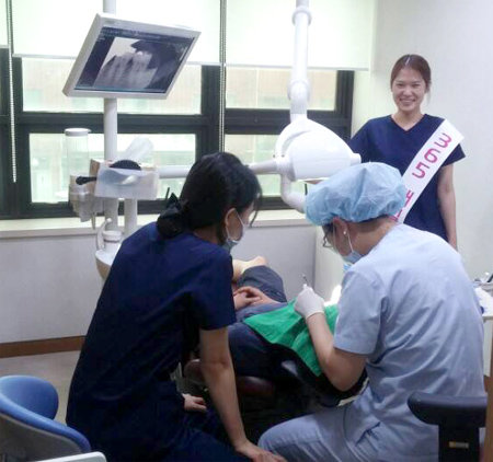 연중무휴 365일 진료 시스템을 도입한 첫날인 12일 오전 선치과병원에서 의료진이 환자를 진료하고 있다. 선치과병원 제공