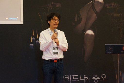 지난 11일 아키에이지의 이용자를 위한 첫 오프라인 간담회에서 엑스엘게임즈 송재경 대표가 인사말을 전하고 있다. (사진=게임동아)