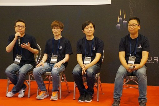 지난 11일 아키에이지의 이용자를 위한 첫 오프라인 이용자 간담회에서 개발자들이 이용자들의 질문에 답하고 있다. (사진=게임동아)