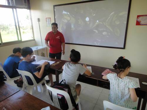 필리핀 영어캠프에 참가한 학생들은 원어민 강사에게 하루 8시간 집중수업을 받는다