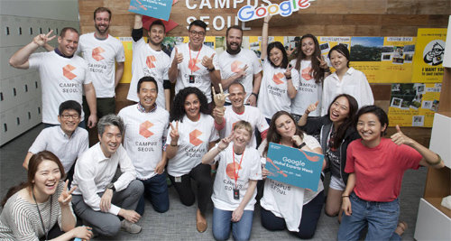 구글 글로벌 전문가 위크에 참여하기 위해 전 세계에서 모여든 구글 직원들이 13일 서울 강남구 영동대로 구글캠퍼스 서울에 모여 기념사진을 찍고 있다. 구글 제공