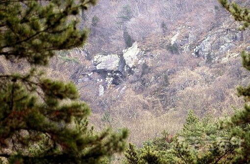 전남 고흥군 두원면 운대리 운암산 중턱에 솟은 물통바위. 갈라진 틈 사이로 낙차 크게 떨어졌던 물은 이제 없다. 하지만 여기에 기대 미래에 대한 희망과 기원을 보낸 사람들은 여전히 그 영험함을 버리지 않고 있다. 고흥(전남)｜김종원 기자 won@donga.com