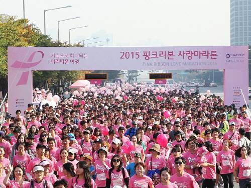 유방암 예방 캠페인의 일환으로 2015년 10월 18일 서울 여의도공원에서 열린 ‘핑크리본 사랑마라톤’ 행사. 최근엔 유방암의 경우 수술 전 항암치료를 통해 유방암 크기를 줄여 유방을 보존하는 치료법이 일반화 돼 있다.아모레퍼시픽 제공