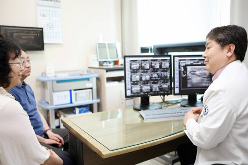 25일 마지막 정기 검진을 앞두고 있는 이순영 씨(왼쪽)가 남편과 함께 인하대병원 김세중 교수(유방갑상선외과센터장·오른쪽)와 유방암 치료 결과를 놓고 대화를 나누고 있다. 인하대병원 제공