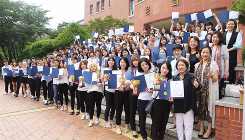 계명문화대 뷰티코디네이션학부와 기업브랜드학부 학생들이 대구뷰티엑스포 국제뷰티콘테스트에서 받은 상과 메달, 트로피를 보여주고 있다. 계명문화대 제공