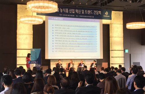 14일 서울 중구 소공로 더플라자호텔에서 열린 한·프랑스 농식품 혁신 및 트렌드 간담회에서 참석자들이 한식의 미래 등에 대해 토론하고 있다. 프랑스 국제전시협회 제공