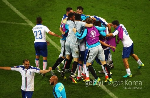 이탈리아 선수들이 14일(한국시간) 스타드 드 리옹에서 벌어진 벨기에와의 유로2016 조별리그 E조 1차전에서 2-0으로 이긴 뒤 한데 모여 기뻐하고 있다. 사진=ⓒGettyimages이매진스