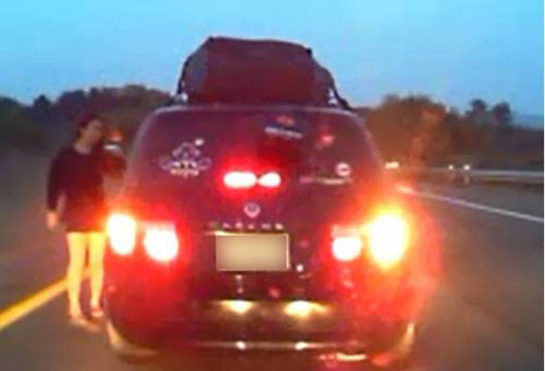 4월 22일 경남 창녕군 중부내륙고속도로 한복판에서 보복운전을 일삼던 한 여성이 급정거한 뒤 차에서 내려 뒤따르던 차량 운전자에게 욕설을 하고 있다. 영상은 주변 차량의 블랙박스에 녹화됐다. 경찰청 제공