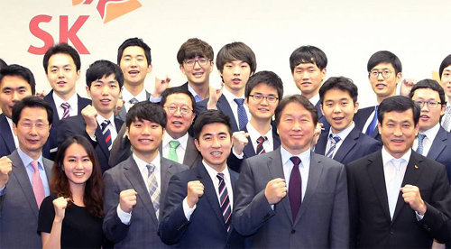 최태원 SK그룹 회장(앞줄 오른쪽에서 두 번째)이 14일 서울 종로구 SK서린빌딩에서 열린 한국고등교육재단 장학증서 수여식에서 장학생들과 기념 촬영을 하고 있다. SK그룹 제공