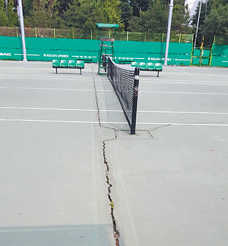 바닥이 심하게 갈라진 서울 장충 장호 테니스코트.