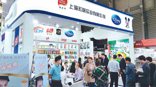 중국 상하이(上海)에서 지난달 5∼7일 열린 국제식품박람회에서 관람객들이 한미래식품 부스를 살펴보고 있다. 경북도 제공