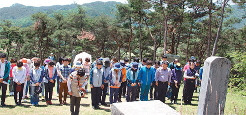 전남도공무원교육원에 입교한 공무원들이 전남 장성군 황룡면에 자리한 아곡 박수량 선생(1491∼1554)의 백비 앞에 머리를 숙이며 청렴 의지를 다지고 있다. 전남도공무원교육원 제공