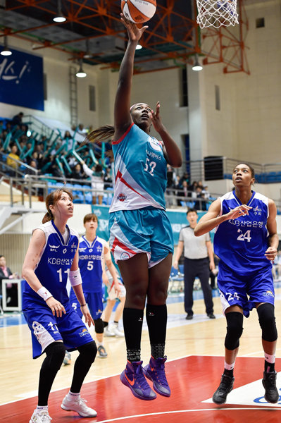 KEB하나은행 소속으로 여자프로농구 2015~2016시즌을 뛴 첼시 리(가운데)의 출생증명서가 위조된 것으로 드러났다. 첼시 리는 한국 국적의 할머니를 둬 ‘해외동포선수’ 자격을 받았지만 검찰 수사 결과 실질적 가족관계를 찾을 수 없었다. 사진제공｜WKBL