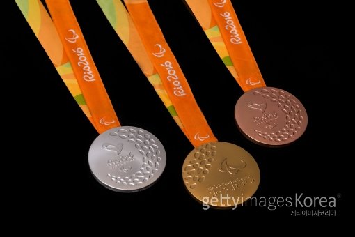 2016리우데자네이루올림픽의 메달이 15일(한국시간) 브라질 리우의 바하 올림픽 파크에서 공개됐다. 리우올림픽의 총 메달수는 2488개로 조직위원회의 엄격한 친환경 기준에 따라 제작됐다. 사진=ⓒGettyimages이매진스