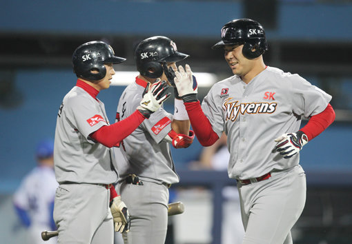 SK가 중심타선의 폭발 속에 삼성에 2연승을 거뒀다. SK는 15일 열린 경기에서 최정의 3안타 5타점과 이재원의 2홈런 5타점에 힘입어 삼성을 13-3으로 꺾었다. 7회 3점홈런을 친 뒤 환하게 웃고 있는 이재원. 사진제공｜스포츠코리아