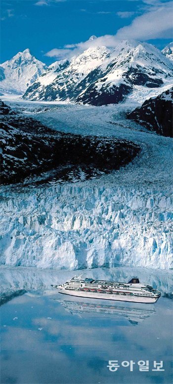 인디언 말로 ‘거대한 땅’을 뜻하는 알래스카는 깨끗한 공기와 맑은 물, 청정한 빙하 등 아름다운 풍경을 자랑하는 곳이다. 7, 
8월에도 온도가 섭씨 20도 내외라서 여름에 여행하기 좋다. 크루즈선을 타고 둘러보는 알래스카의 풍경은 장관이다. 동아일보DB
