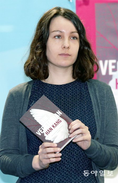 남색 블라우스와 회색 카디건 차림에 영문판 채식주의자 책을 든 데버러 스미스 씨는 “부와 명예보다 내가 사랑하는 작품을 공유하고 싶은 욕구 때문에 번역가가 됐다”고 말했다. 최혁중 기자 sajinman@donga.com