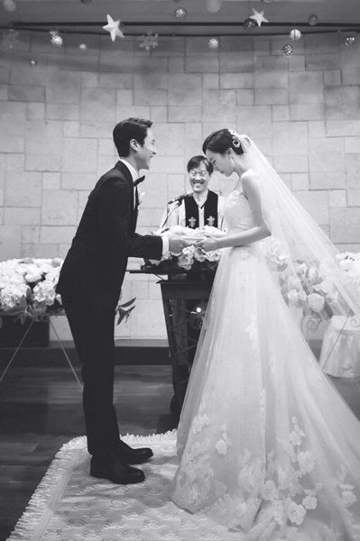 정우-김유미 부부. 사진= FNC엔터테인먼트