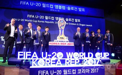 16일 서울 광화문 KT스퀘어 드림홀에서 열린 ‘FIFA U-20 월드컵 코리아 2017’의 엠블럼 및 슬로건 발표식 도중 정몽규 U-20 월드컵 조직위원장(왼쪽 4번째)을 비롯한 관계자들이 엄지를 치켜세우며 대회의 성공적 개최를 기원하고 있다. 김종원 기자 won@donga.com