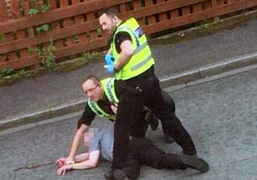 16일(현지 시간) 영국 요크셔 주 브리스틀에서 조 콕스 의원(노동당)을 총과 흉기로 공격한 52세 용의자가 경찰에 검거되고 있다. 사진 출처 데일리메일