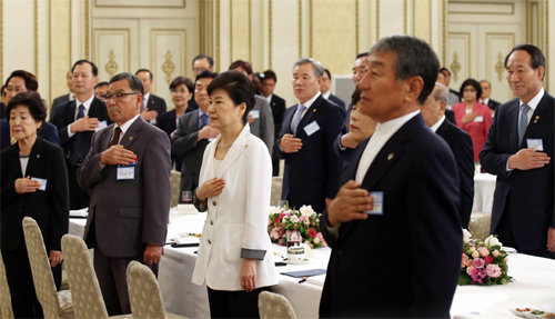 박근혜 대통령(앞줄 왼쪽에서 세 번째)이 16일 청와대 영빈관에서 열린 국가유공자 및 보훈 가족들과의 청와대 오찬에서 참석자들과 국민의례를 하고 있다. 청와대사진기자단