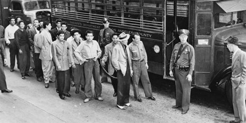 1943년 미국 로스앤젤레스에서 일어난 인종 간 갈등으로 멕시코계 청년들이 경찰에 체포되고 있다. 책세상 제공